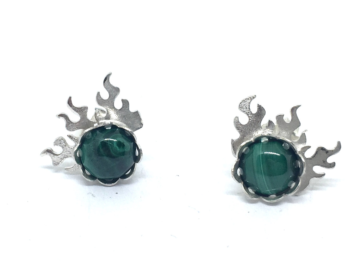 Malachite gems are in bezel settings, accented by flames